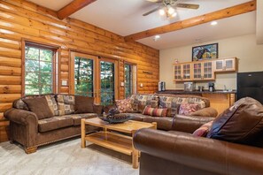 TV, books, video library - Free nite w/wknd offseason;logcabin lake hottub kayak paddleboard pier fireplace (Wild Rose)