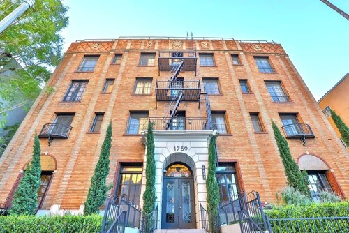 Furnished Bachelor in Hollywood