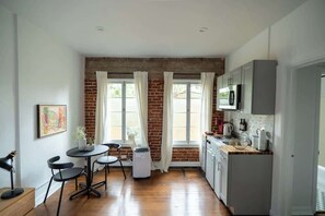 Mikrowelle, Herdplatte, Wasserkocher mit Kaffee-/Teezubehör, Toaster