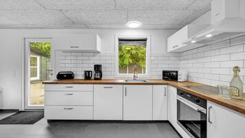 Køleskab, opvaskemaskine, kaffe-/temaskine