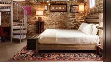 4 bedrooms, desk, travel crib, WiFi