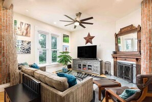 Smart-TV, DVD-spiller og bøker