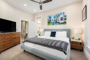 4 bedrooms, desk, travel crib, WiFi - Spacious Artist’s House in the middle of Denver
 (Denver)