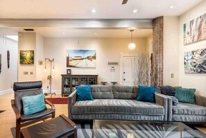 Smart-TV, DVD-spiller og bøker