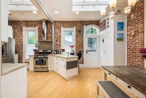 Fridge, microwave, oven, stovetop - Spacious Artist’s House in the middle of Denver
(Denver)