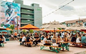 Outdoor dining - Spacious Artist’s House in the middle of Denver
(Denver)