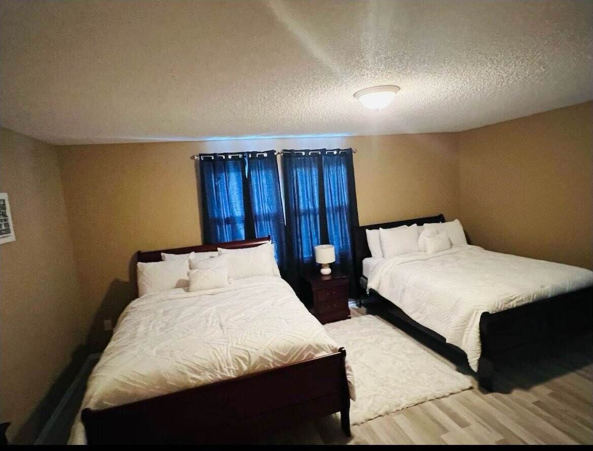 One bedroom Full Bath in Lancaster