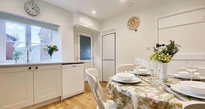 2 bedroom accommodation in Winterbourne Monkton, Nr Marlborough
