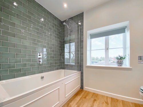 2 bedroom accommodation in Winterbourne Monkton, Nr Marlborough