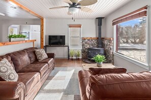 Smart TV, fireplace - 4th Ave Hideaway - Cozy home with spacious yard (Columbia Falls)