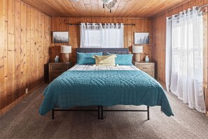 2 bedrooms, travel cot, WiFi, bed sheets - 4th Ave Hideaway - Cozy home with spacious yard (Columbia Falls)