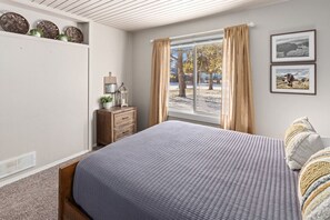 2 bedrooms, travel cot, WiFi, bed sheets - 4th Ave Hideaway - Cozy home with spacious yard (Columbia Falls)