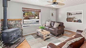 Smart TV, fireplace