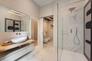 Dusche, Haartrockner, Bidet