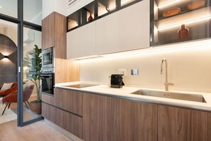 Kühlschrank, Mikrowelle, Ofen, Herdplatte