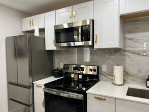 Réfrigérateur, four à micro-ondes, un four, surface de cuisson