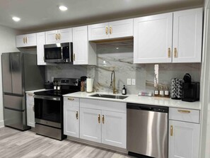 Kylskåp, mikrovågsugn, ugn och spishäll