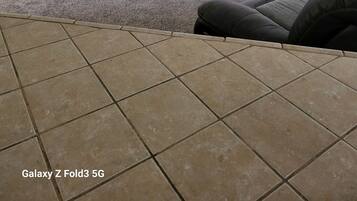 Una Smart TV, una chimenea