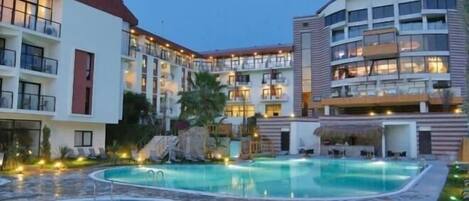 Hồ bơi ngoài trời