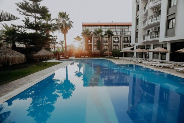Outdoor pool - Pırıl Hotel Thermal&Beauty Spa (Cesme)