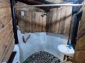Douche, serviettes fournies, savon, papier de toilette