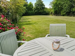 A round table with two chairs and a glass jar with a rope handle on it. - 2 bedroom accommodation in Ridlington (Ridlington)