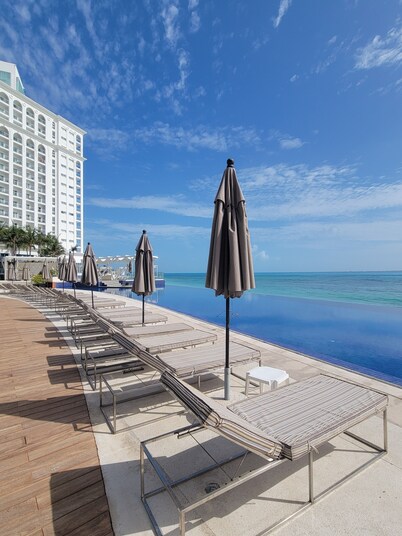 Cancun Condo w Beach Access/Pool/Hot Tub
