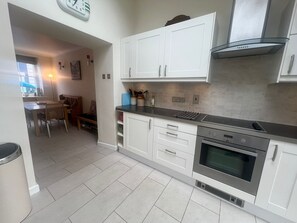 Kjøleskap, mikrobølgeovn, ovn og oppvaskmaskin