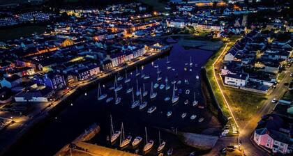 Georgian Townhouse in centre of Aberaeron, dog friendly