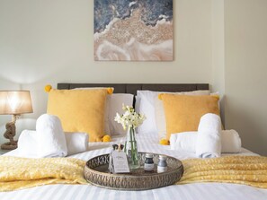 3 bedrooms, free WiFi, bed sheets - A real luxury gem nestled within the quaint streets of North Sunderland. (Seahouses)