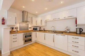 Lava-louças, cadeirão de bebê