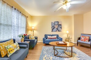 Books - Cozy East Pittsburgh Home - 7 Mi to Frick Park! (East Pittsburgh)