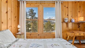 4 bedrooms, iron/ironing board, travel crib, free WiFi - Family-Friendly 4BR Home w/ Views – Minutes to Town (Estes Park)