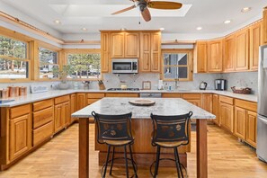 Fridge, microwave, oven, stovetop - Family Home w Fun Activities for Every Age (Estes Park)