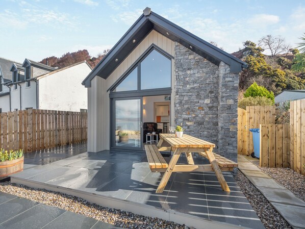 Outdoor dining - 2 bedroom accommodation in Lochranza (Lochranza)