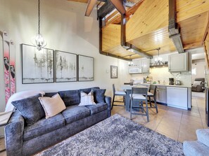 TV connectée, lecteur de DVD, livres, vidéothèque