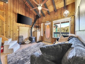 Een smart-tv, een dvd-speler, boeken en een filmbibliotheek