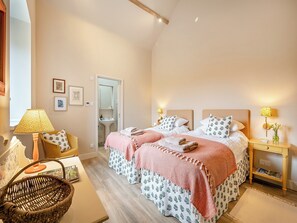 2 bedrooms, free WiFi, bed sheets - 2 bedroom accommodation in Appletree (Appletree)