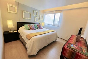 2 soveværelser, pengeskab på værelset, skrivebord, strygejern/strygebræt