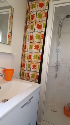 Douche, séchoir à cheveux, serviettes fournies