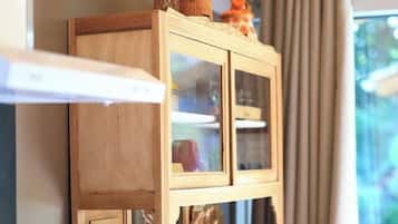 Réfrigérateur, micro-ondes, cafetiÚre/bouilloire, grille-pain