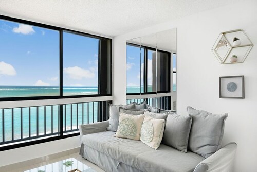 Maria Beach 1BDR Oceanfront Pool Parking