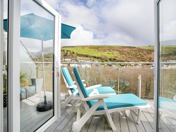 Terrace/patio - Seaton Beach is a wonderful location to enjoy a quiet outpost in Cornwall. (Seaton, near Downderry)