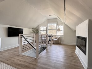 Smart TV, fireplace