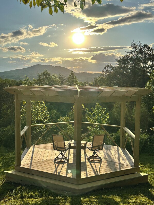 Property grounds - Peak-A-View Mountain Retreat: Cozy 2BR Getaway with Breathtaking Mountain Views! (Brasstown)