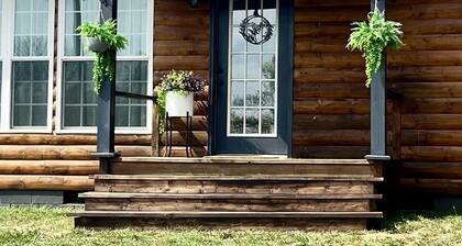 Peak-A-View Mountain Retreat: Cozy 2BR Getaway with Breathtaking Mountain Views!
