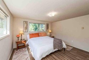 3 bedrooms, free WiFi, bed sheets - Lake Views!-Minutes to public access-Somers, MT (Somers)