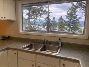 Fridge, microwave, oven, stovetop - Lake Views!-Minutes to public access-Somers, MT (Somers)