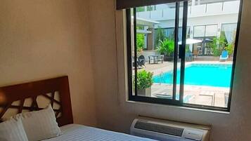 Quarto standard | Cofres nos quartos, cortinas blackout, Wi-Fi de cortesia