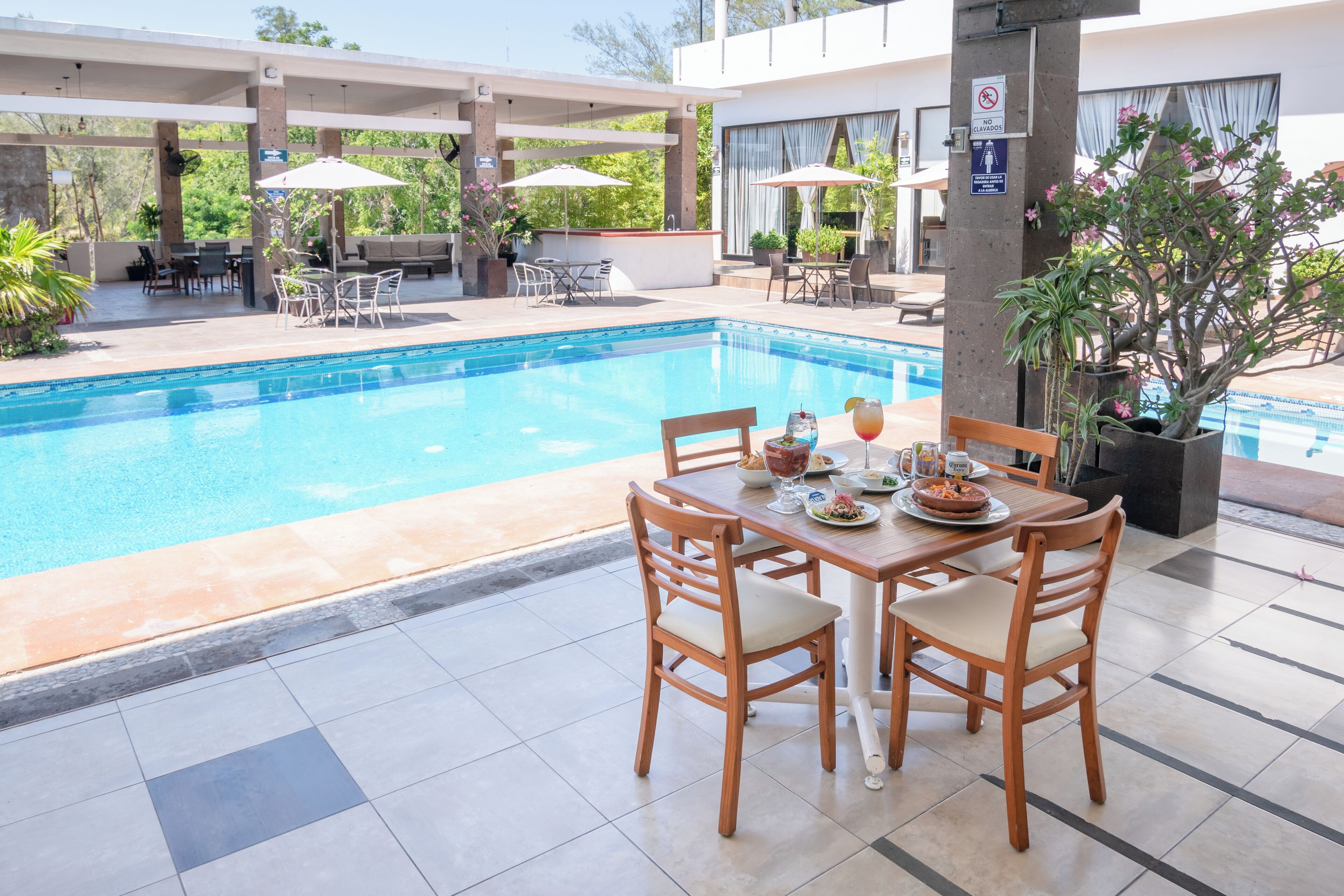 Una piscina al aire libre